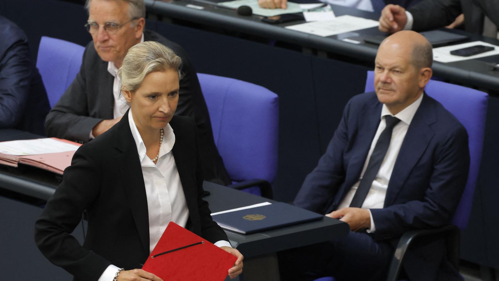 Az ultraradikális nézeteiről ismert AfD-vezető, Alice Weidel Olaf Scholz kancellár előtt halad el a Bundestagban