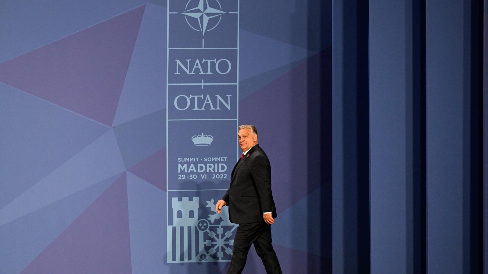 Úgy jön, mintha menne. Orbán Viktor kormányfő a tavaly nyári madridi NATO-csúcson