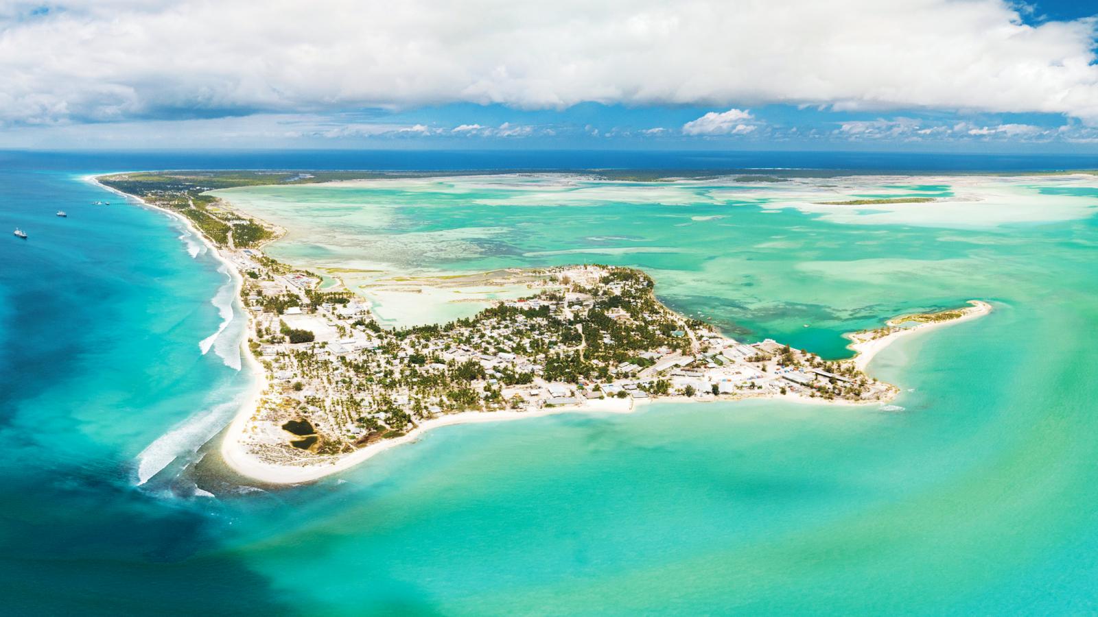 Kiribati azért van különösen rossz helyzetben, mert a vízből alacsonyan kiemelkedő csendes-óceá­ni atollokon, korallzátonyokból felépülő, gyűrű alakot formázó szigeteken fekszik