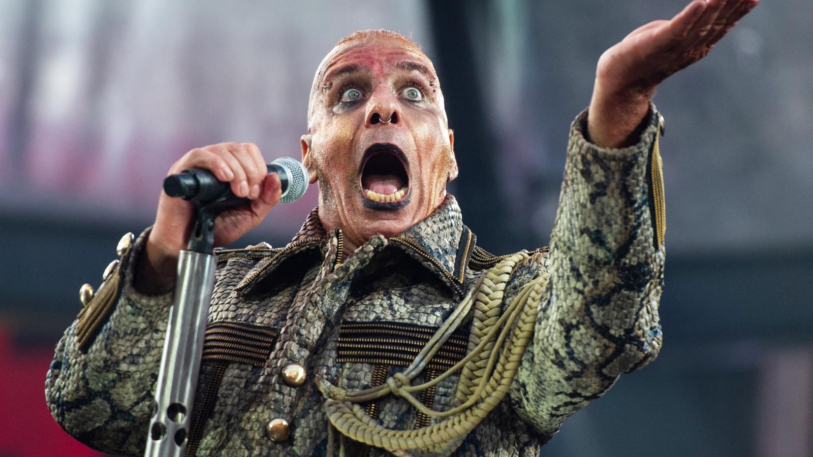 A Rammstein frontemberét, Till Linde­mannt szexuá­lis erőszakkal vádolják. Annyi bizonyos, csak idővel fog minden kétséget kizáróan kiderülni, hogy igaz volt-e a vád vagy sem