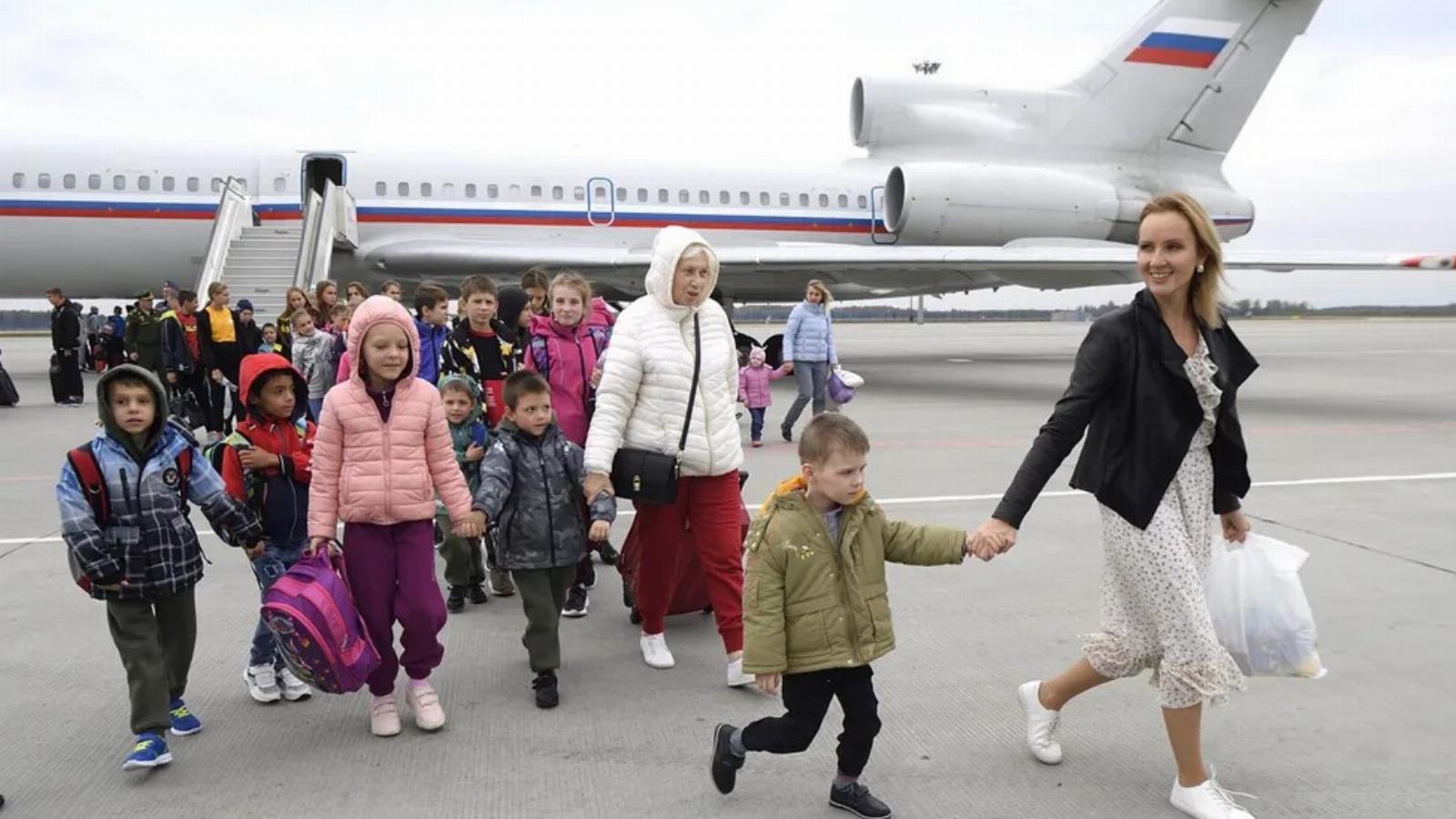 Marija Lvova-Belova orosz emberjogi biztos maga is fogadott örökbe elrabolt ukrán gyereket. A hágai bíróság háborús bűnösként körözést adott ki ellene