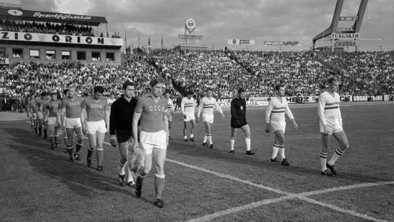 A szovjet és a 
magyar csapat 
tagjai vonulnak 
ki a két ország 
válogatottjának 
1968. május 4-i 
mérkőzésére. 
Ezen a meccsen 
nyertek először 
két góllal (2:0) 
a magyarok a 
szovjetek ellen