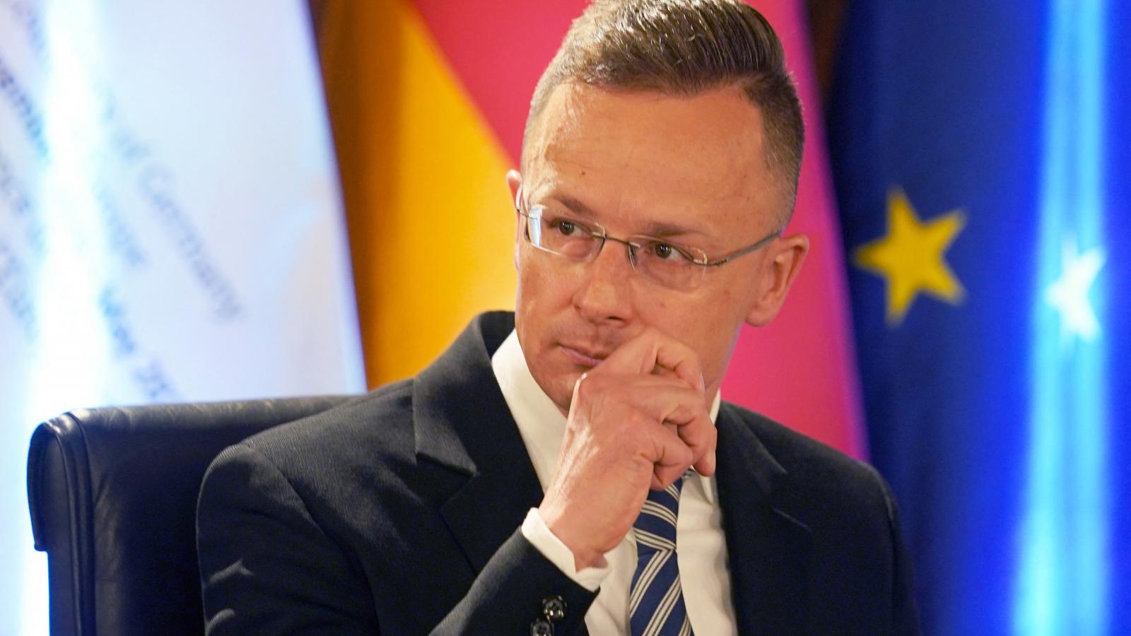 Szijjártó Péter, aki harcban áll a világgal