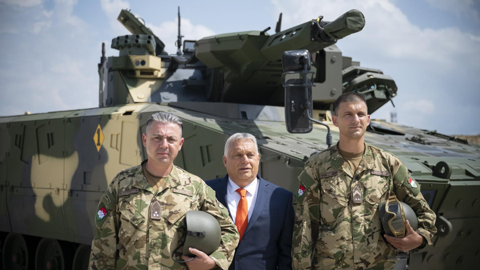 Orbán Viktor a Rheinmetall német hadiipari cég zalaegerszegi harckocsigyárának avatásán.