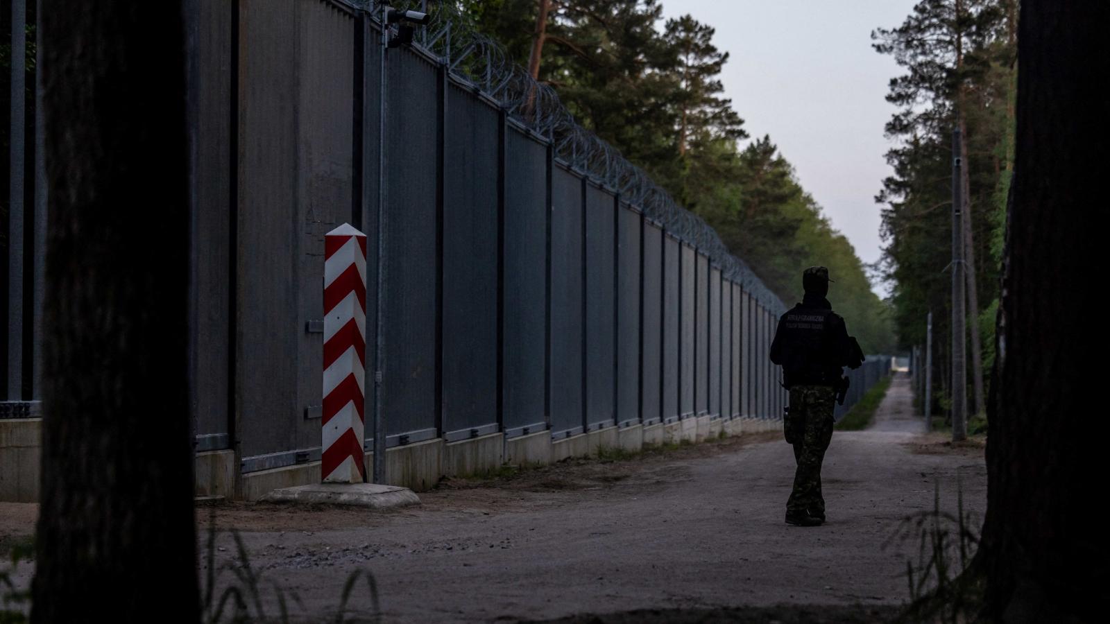 A lengyel-belarusz határ Białowieżánál