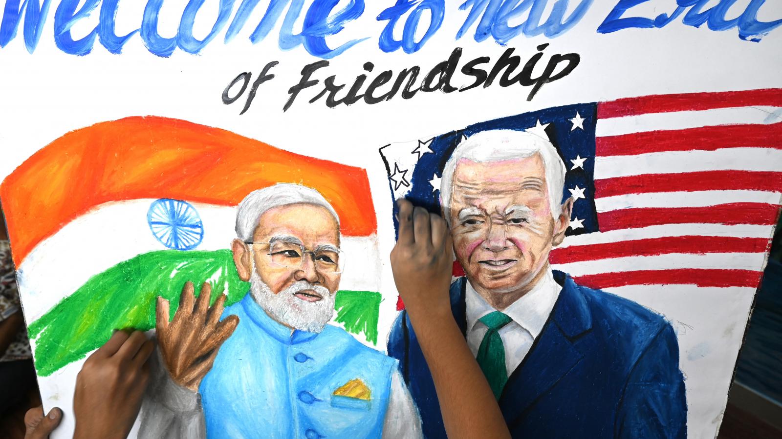 Festmény a G20-ak tanácskozásának két, bizonyos tekintetben legfontosabb szereplőjéről, Narendra Modi indiai kormányfőről és Joe Biden amerikai elnökről