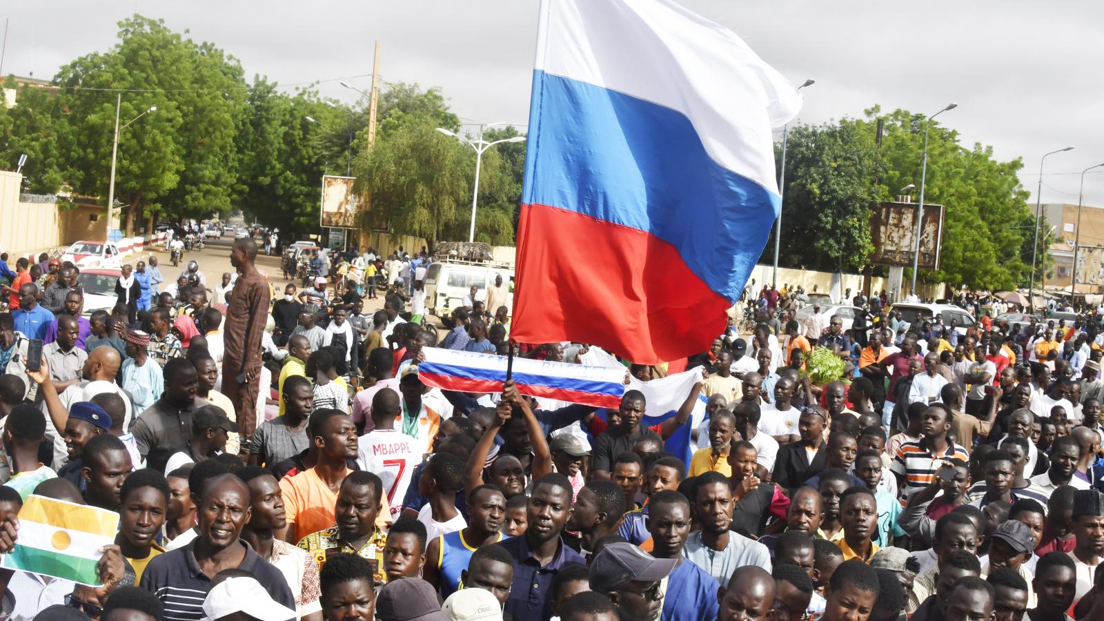 A nigeri puccsnak egyértelmű franciaellenes felhangjai voltak, az új vezetőket ünneplő megmozduláson az orosz zászló is előkerült