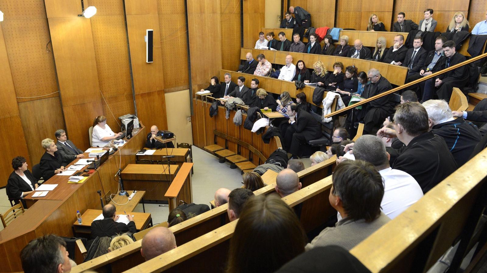 Sz. I.-né és negyven társa ellen a nyelvvizsgabotrány ügyében indult büntetőper első tárgyalási napja. FOTÓ: Kovács Tamás/MTI