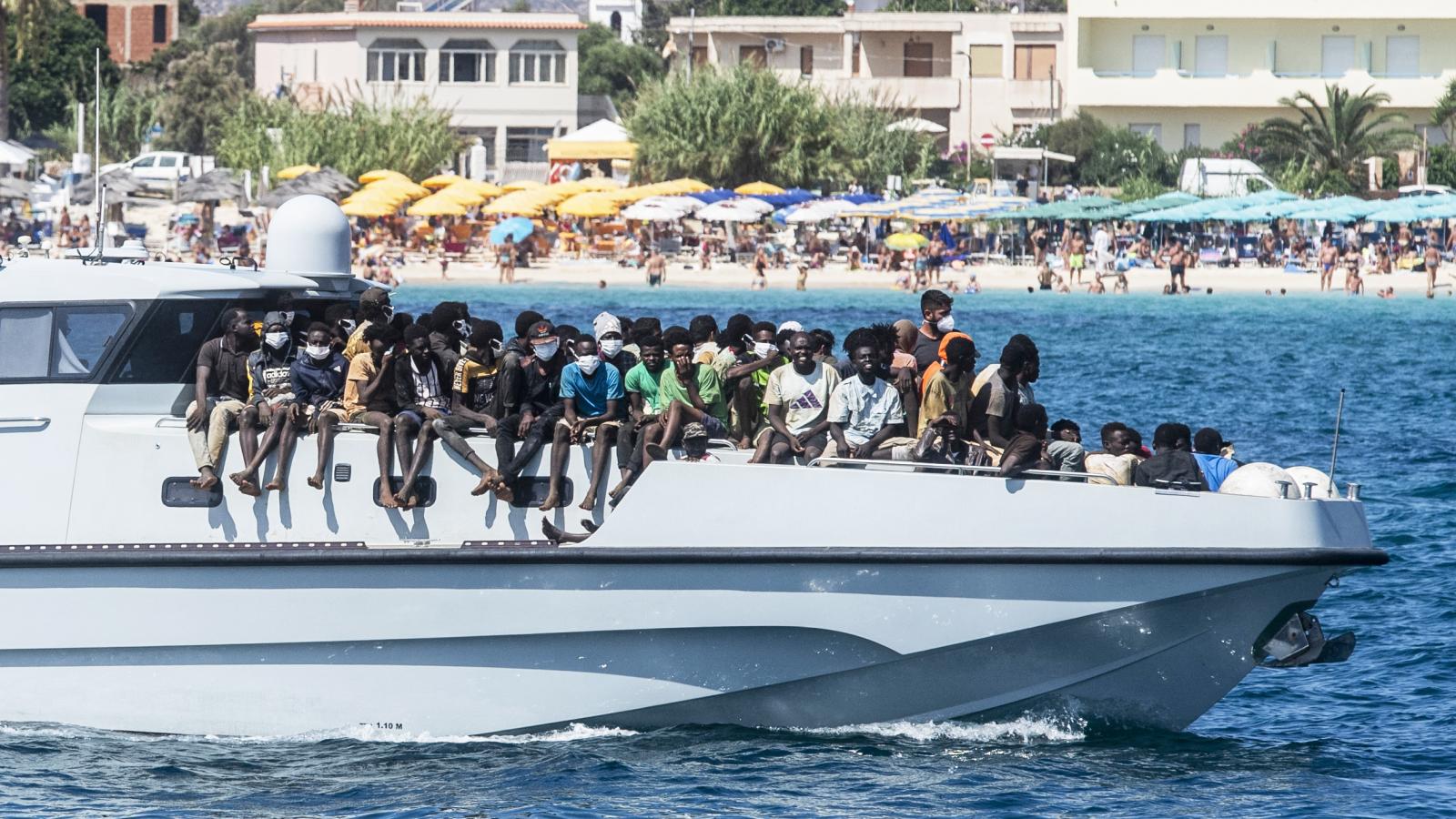 Lampedusa szigetén szerdán egyetlen nap alatt ötezer menekült ért partot