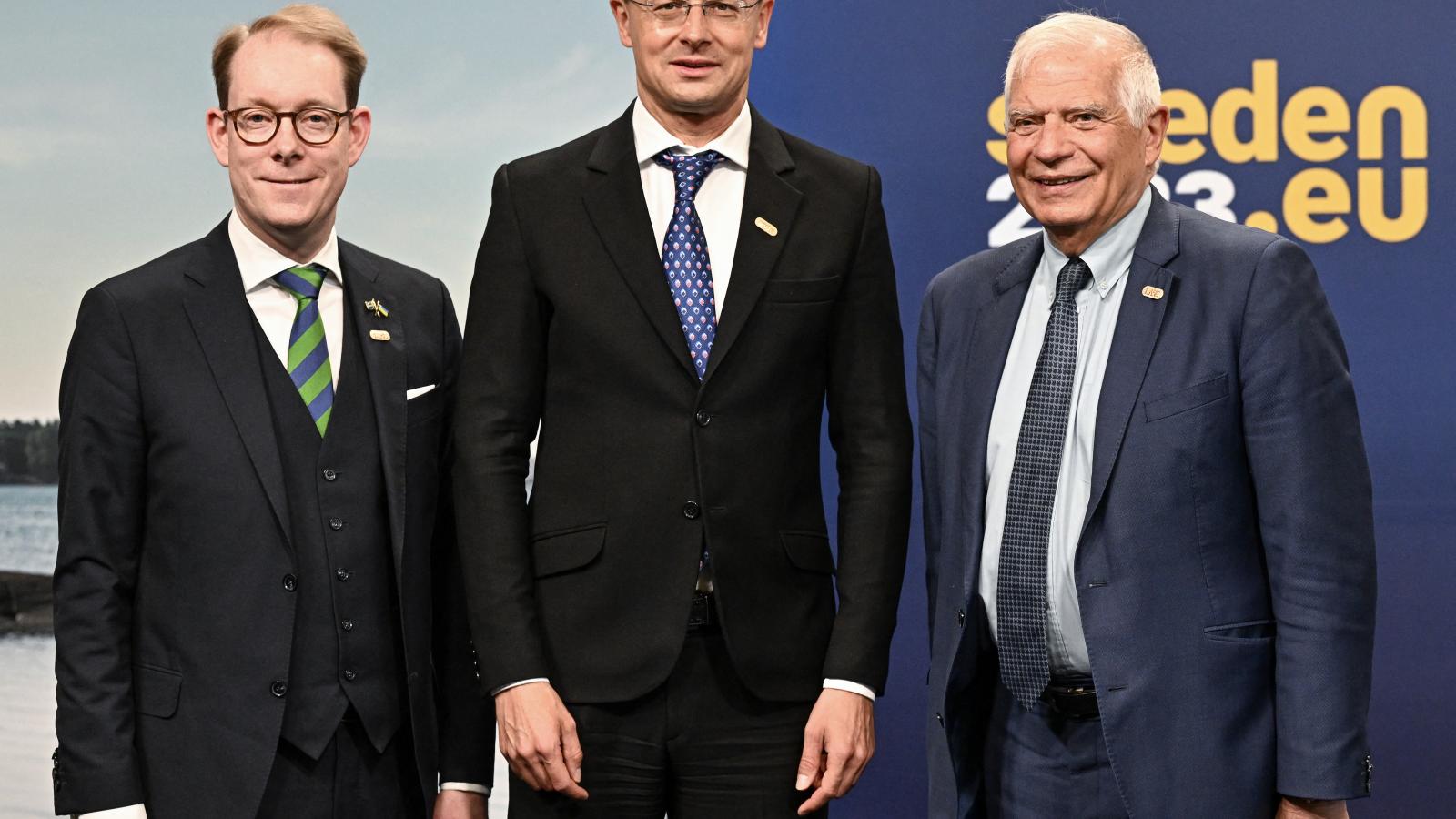 Tobias Billström svéd külügyminiszter Josep Borrell EU-s kül- és biztonságpolitikai képviselő, illetve a magyar kolléga, a Szijjártó Péter társaságában