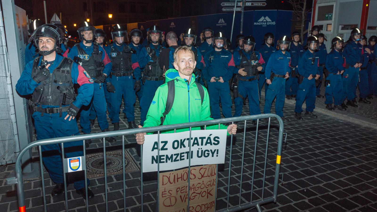 Hiába a tüntetések és tiltakozások, a Fidesz áterőltette a státusztörvényt, ami tovább súlyosbítja a tanárhiányt