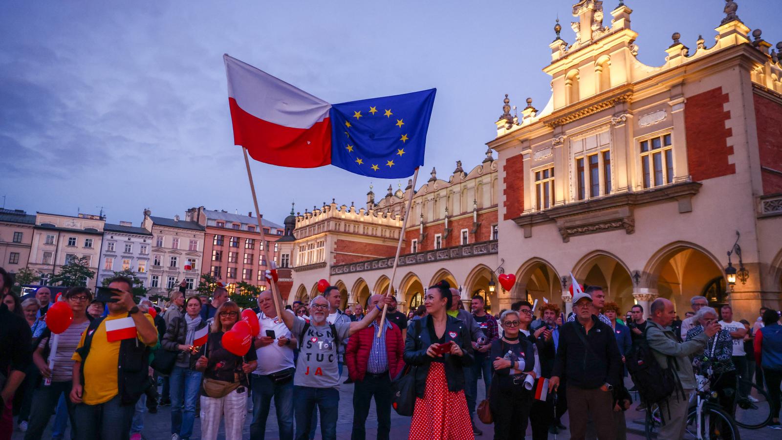 A folyamatos kormányzati „Brüsszel-ellenes” kampány dacára az uniós tagság támogatottsága rendkívül nagy Lengyelországban