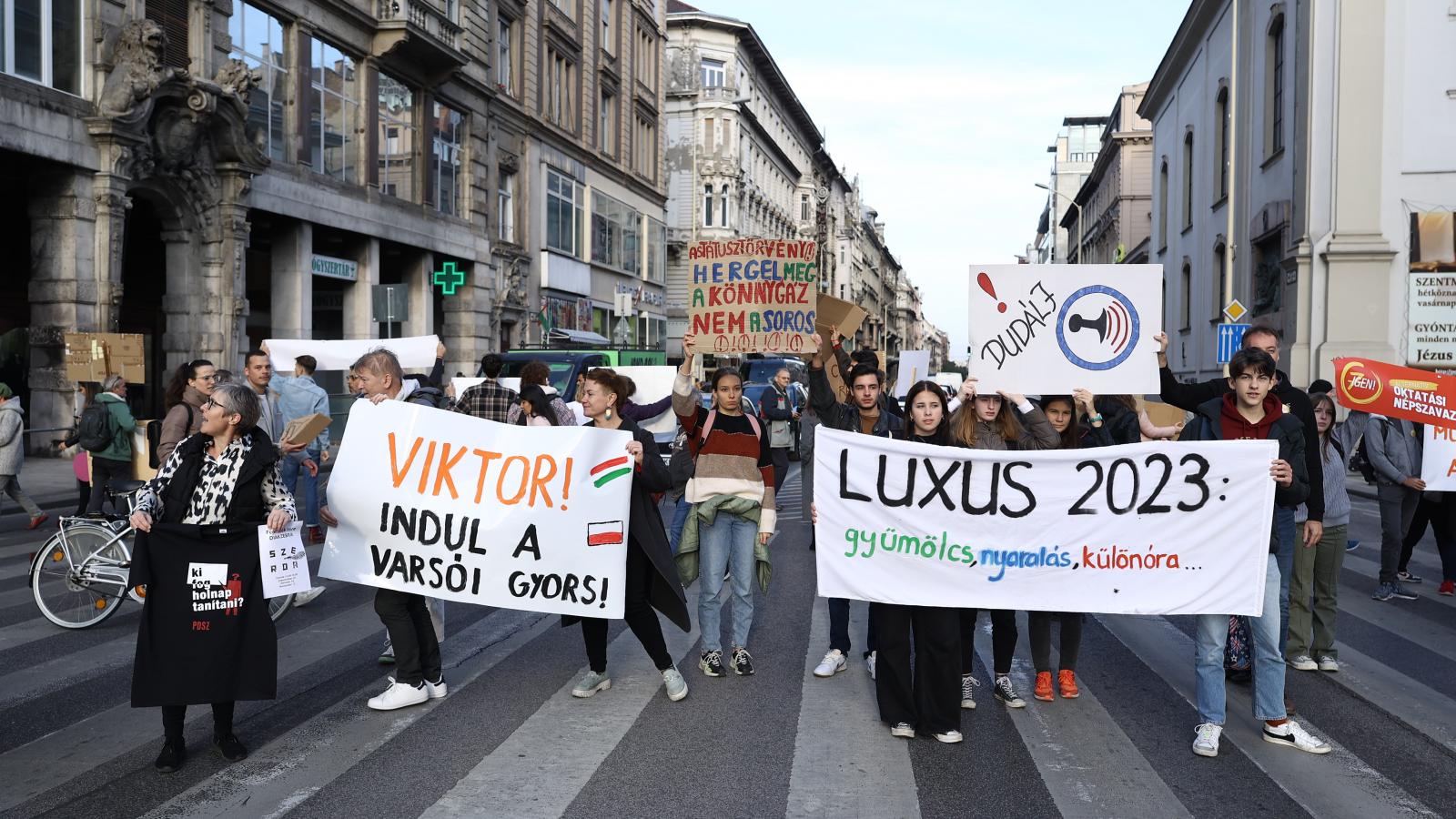 A fővárosi Ferenciek tere tegnap. Üzentek a kormányfőnek. Hasonlóak lesznek 23-án is Budapesten