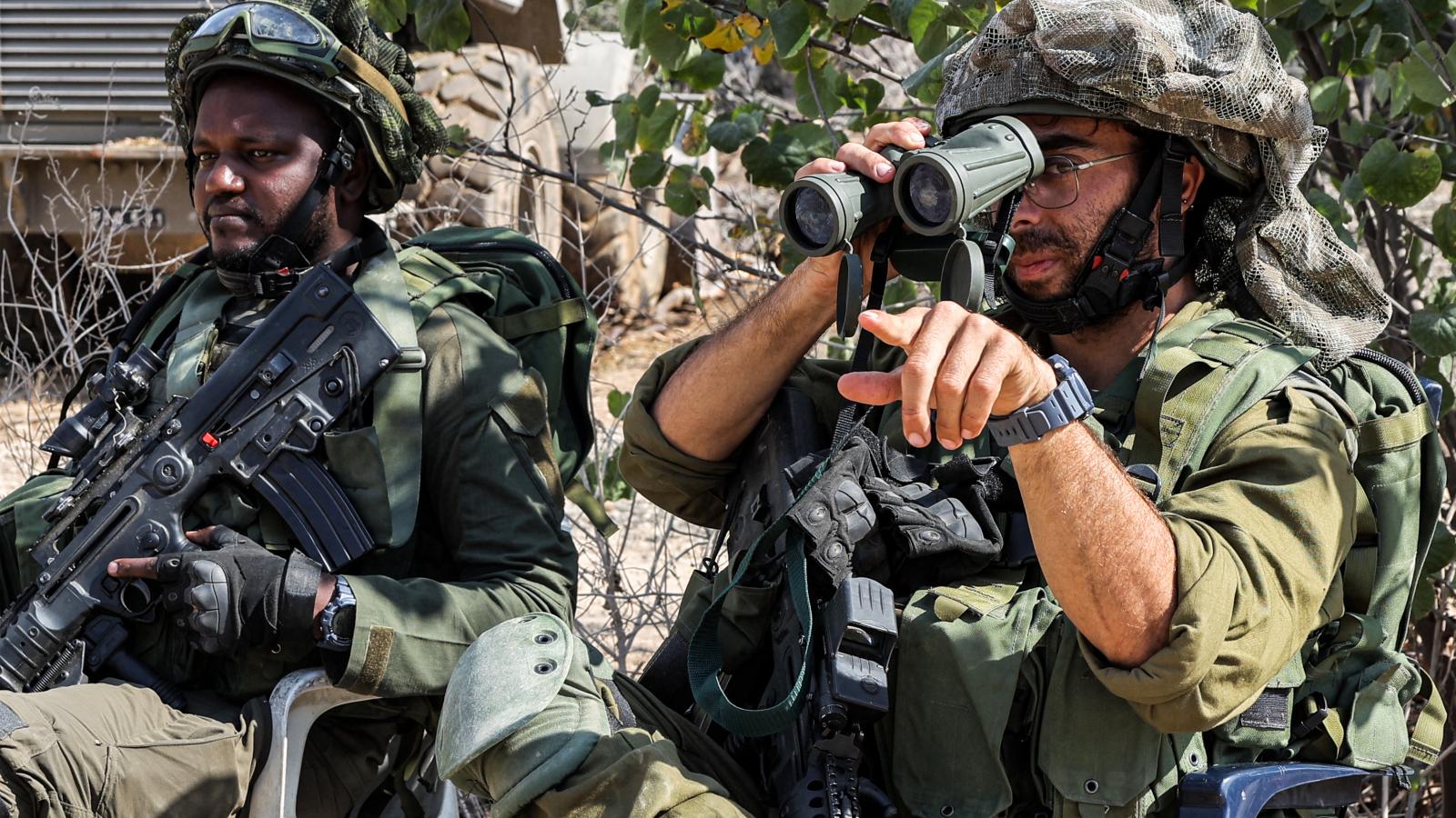 Izraeli katonák a Gázai övezet mellett fekvő Kfar Aza kibucban október 18-án