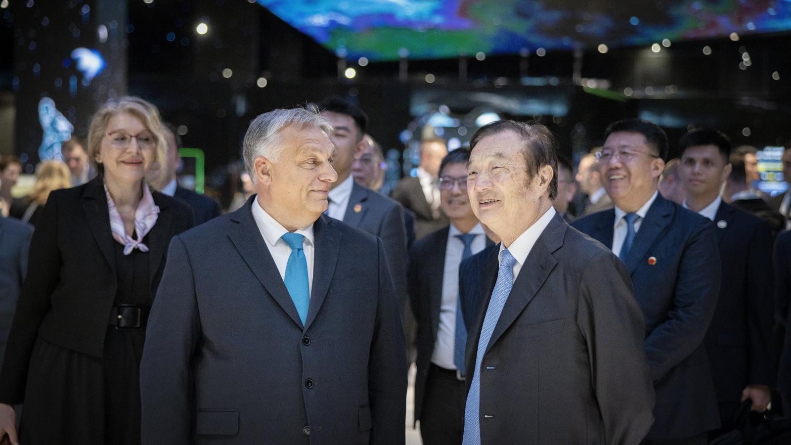 Orbán Viktor miniszterelnök (b) Zsen Cseng-fej alapító-vezérigazgató társaságában látogatást tesz a Huawei sencseni központjában 2023. október 19-én