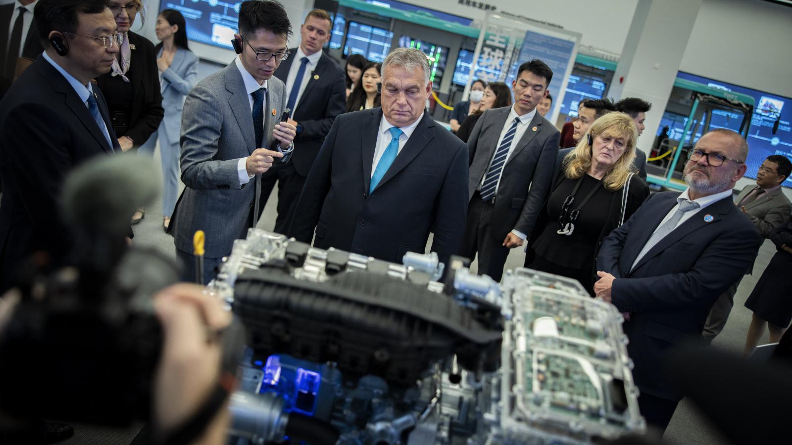 Orbán Viktor miniszterelnök (k) a BYD-­autógyárban, a dél-kínai Sencsenben. Balra Vang Csuan-fu, a BYD alapító-elnöke, jobbra Lantos Csaba energiaügyi miniszter