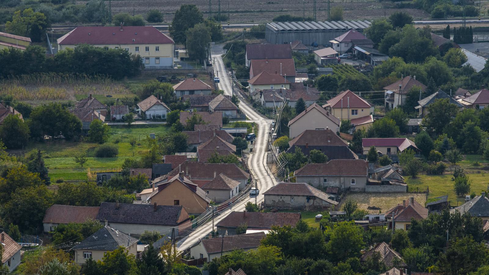 A települések többsége a csökkenő állami támogatás és a növekvő infláció ellenére tartja magát, de a TÖOSZ szerint jövőre akár 30-40 olyan önkormányzat akadhat már, amely mellé pénzügyi gondnokot kell kinevezni