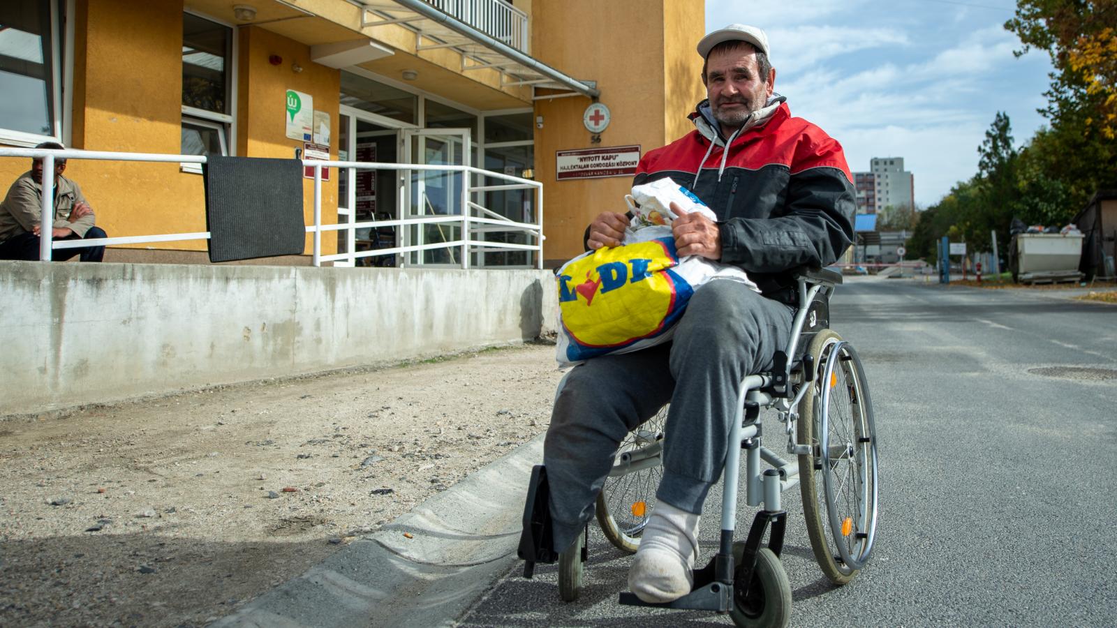 Répási Zsolt a hajléktalanszálló előtt. „Otthon maradt szinte mindenem, a kutya, a macskák, az ünneplős ruhám, a szerszámaim, a fűkaszám, a tévém, ki tudja, mi van velük”