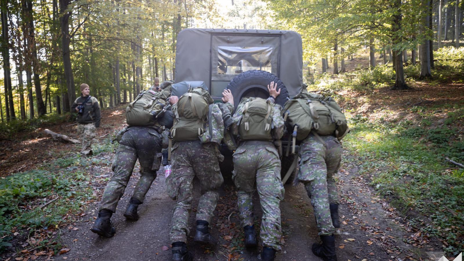 NATO-katonáink a tolóerejüket is megmutatták, amikor egy katonai jármű nem bírta az emelkedőt