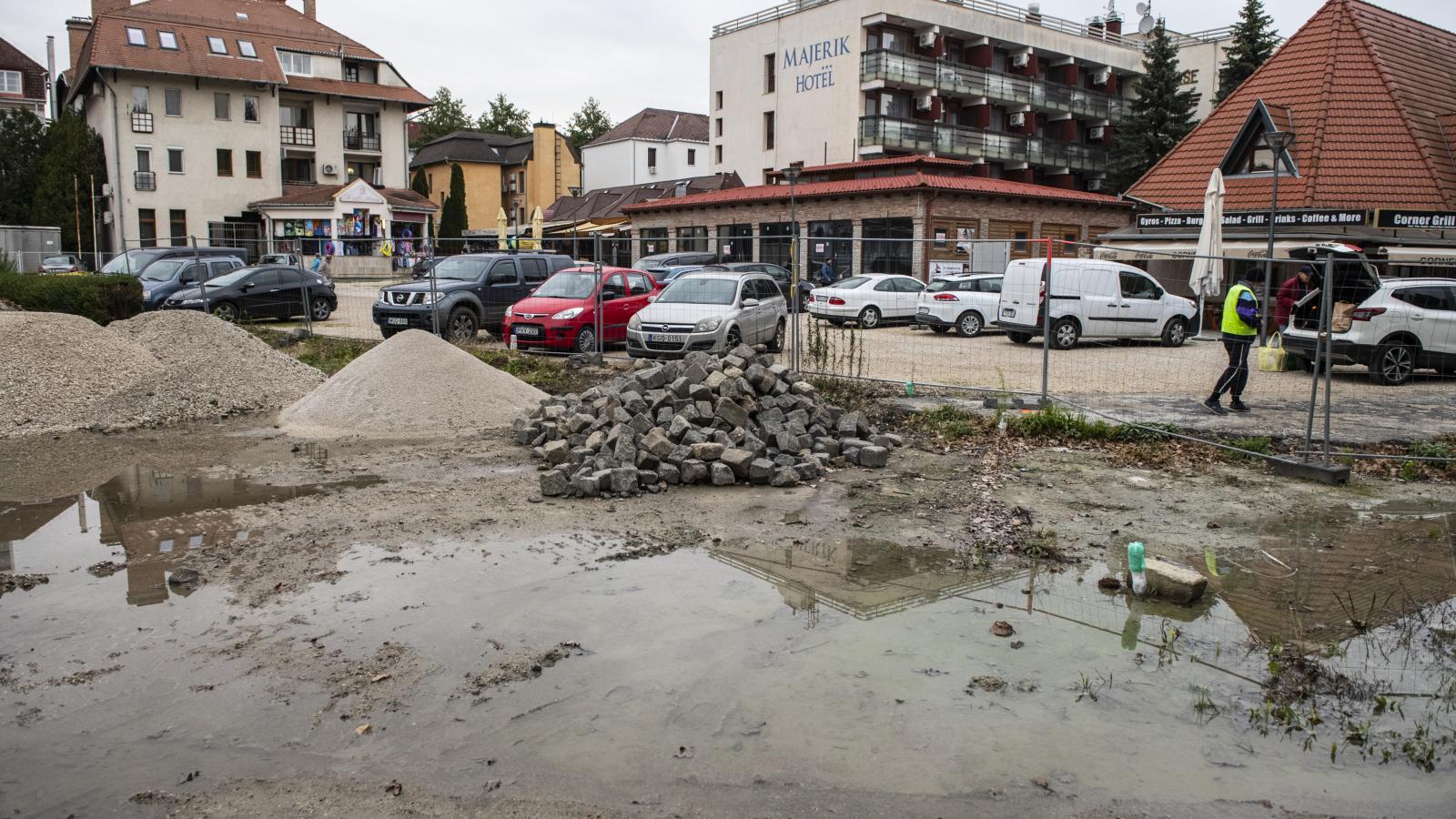 A fideszes vezetésű Keszthelyen is foglalkoztatták a céget, pedig még ez a kis hévízi tér és sétálóutca is túl nagy falatnak bizonyult számára