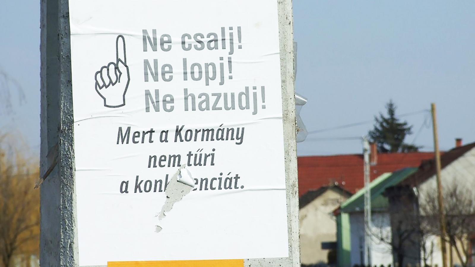 Ahol a közvagyon magánvagyonba megy át, de fordítva nem, ott nem feudalizmusról beszélünk, hanem olyan poszthistorikus struktúráról, amelynek lényege a lopás