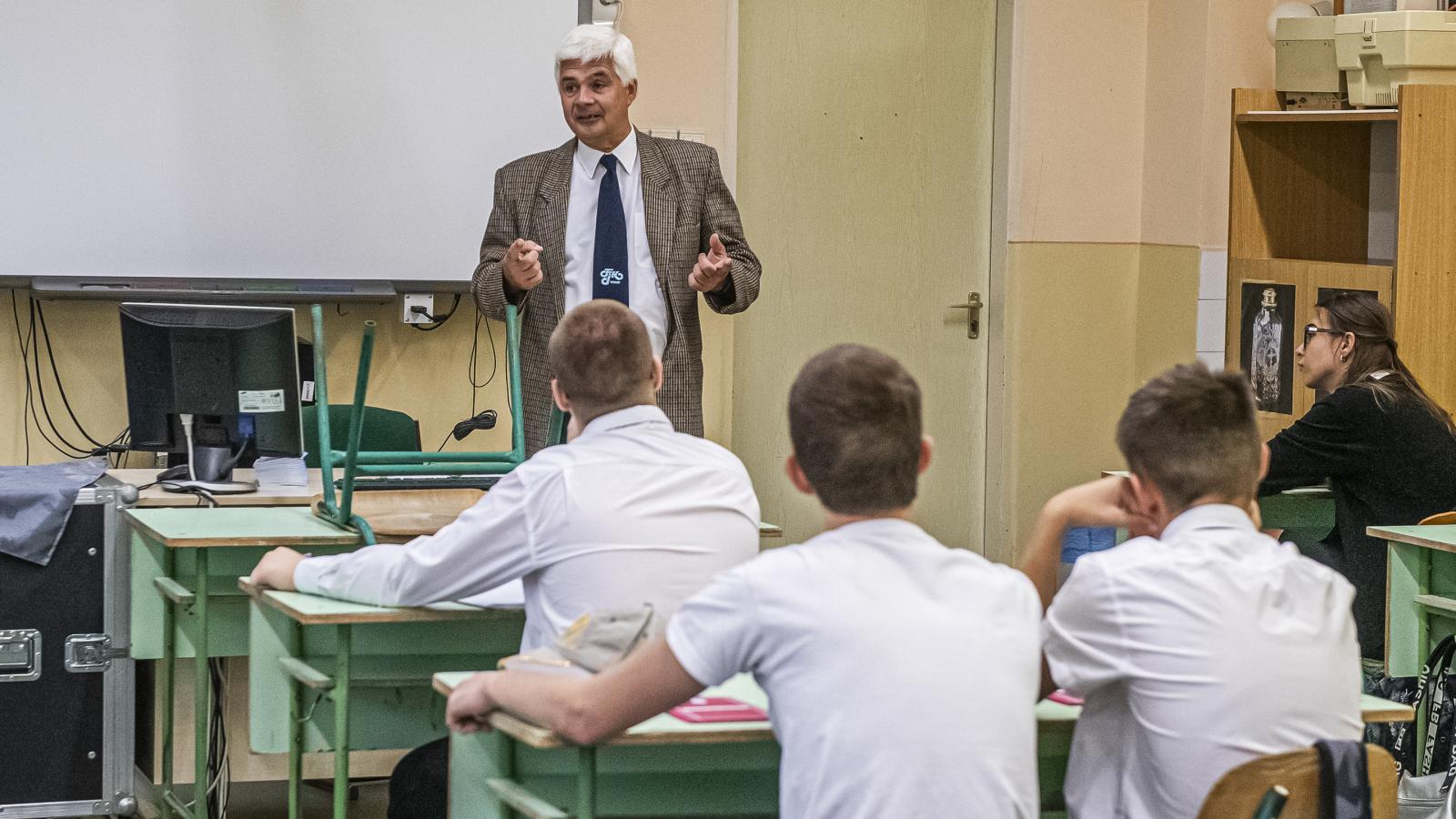 Tanítani kifulladásig. Hiányszakmák képviselőit, tanárokat, orvosokat, nővéreket, szerelőket a társadalmi igény is sokáig a pályán tarthat