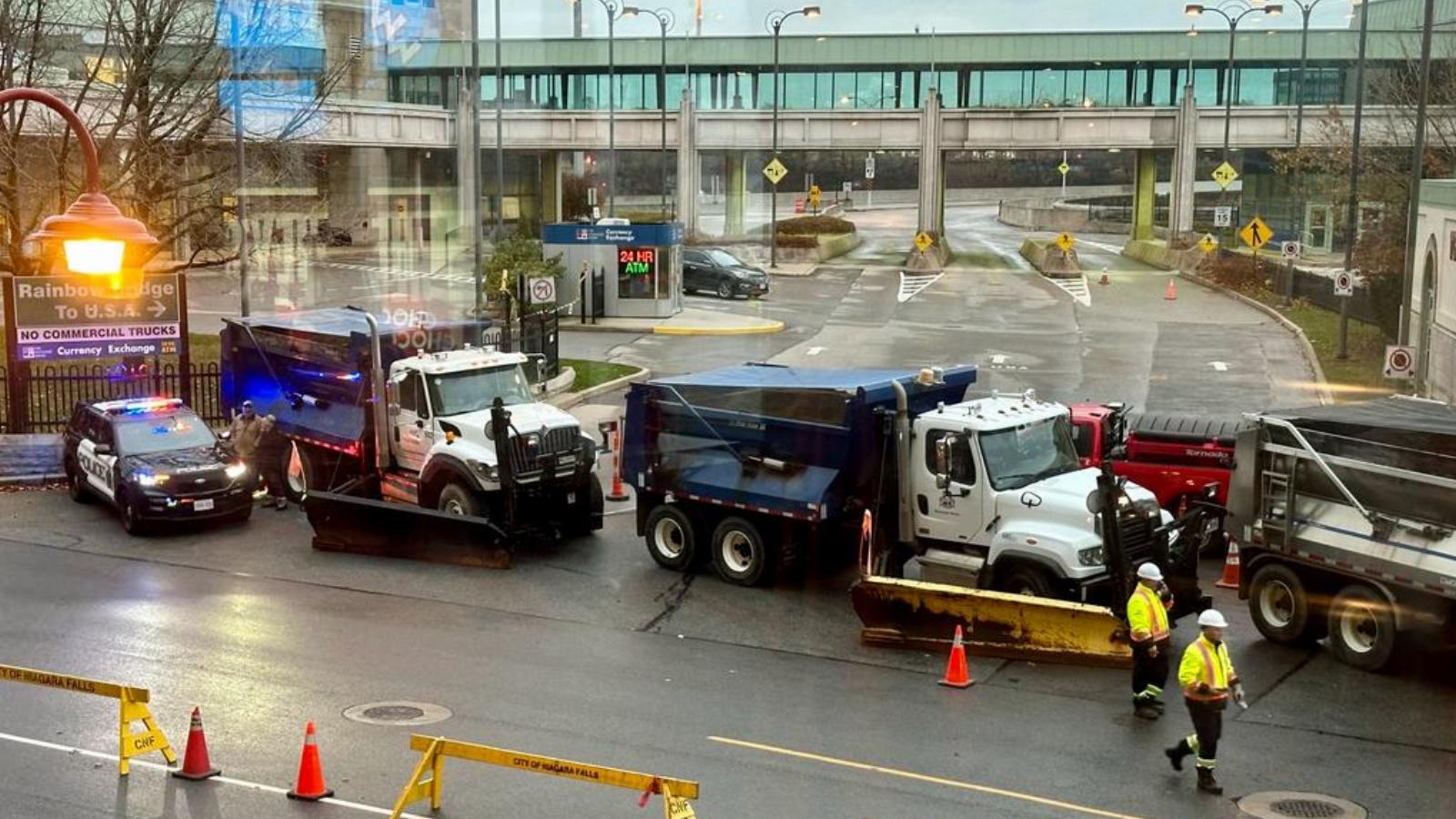 Rendőrautók az amerikai-kanadai határon, a Niagara Fallsnál