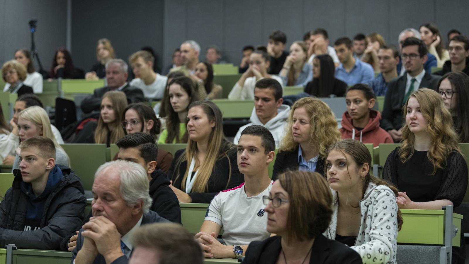 A kormány szándékosan fogta vissza a diplomások számát