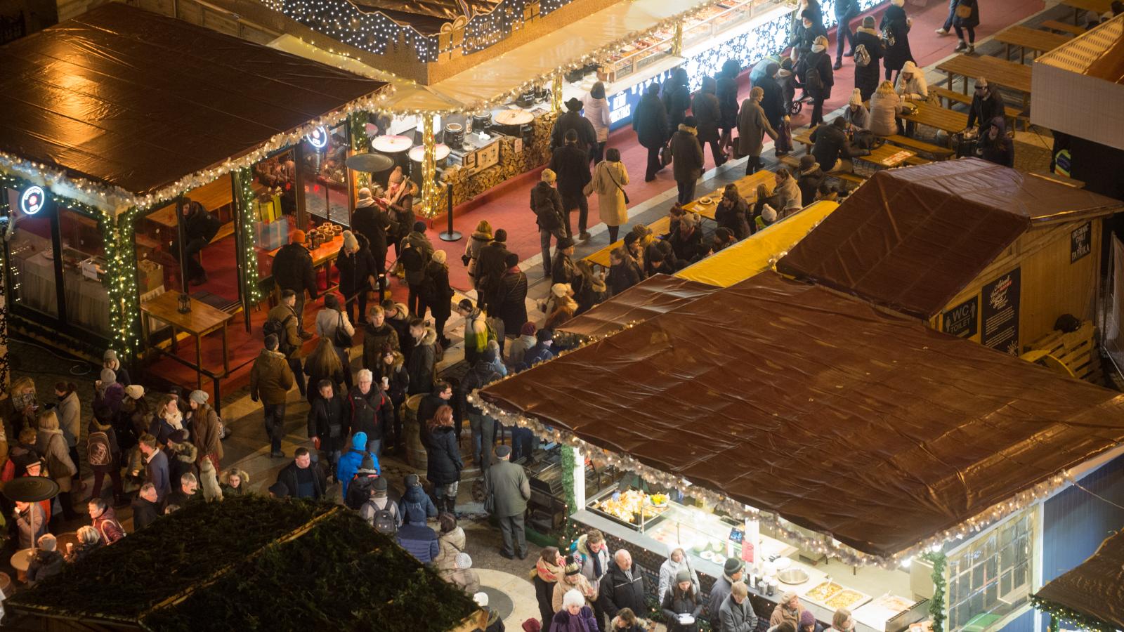 Karácsonyi vásár a Szent István téren a Bazilika előtt