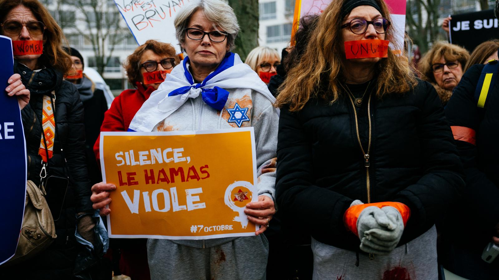 "Csendet, a Hamász erőszakol" - Feminista szolidaritási tüntetés az UNESCO-székház előtt