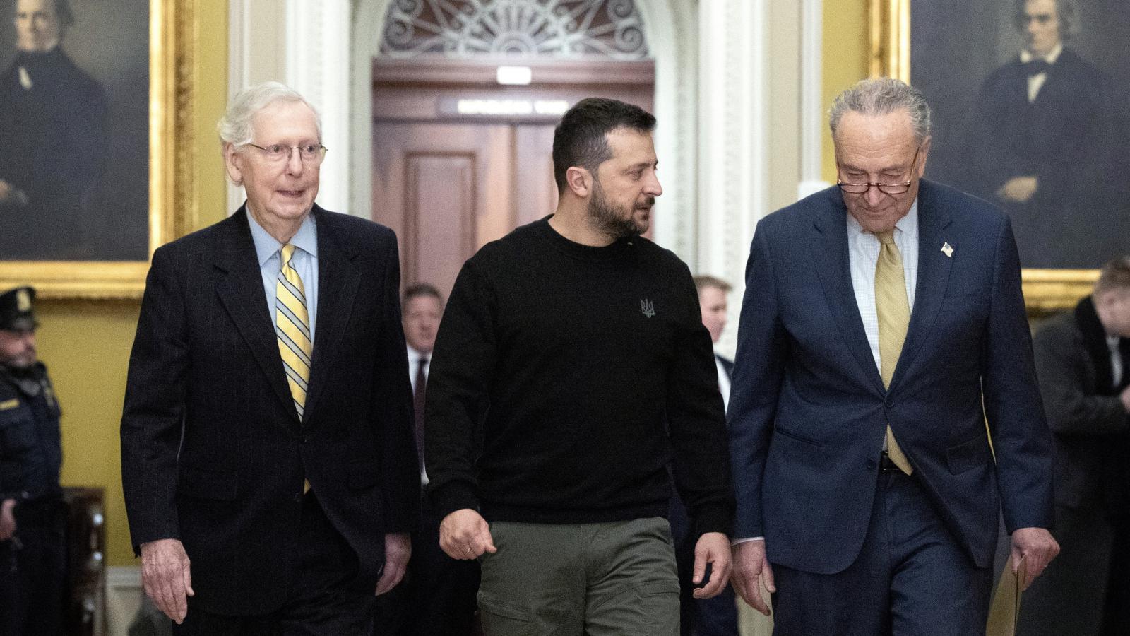 Zelenszkij elnök az amerikai szenátus képviselőcsoportjainak vezetői, a republikánus Mitch McConnell és a demokrata Chuck Schumer között