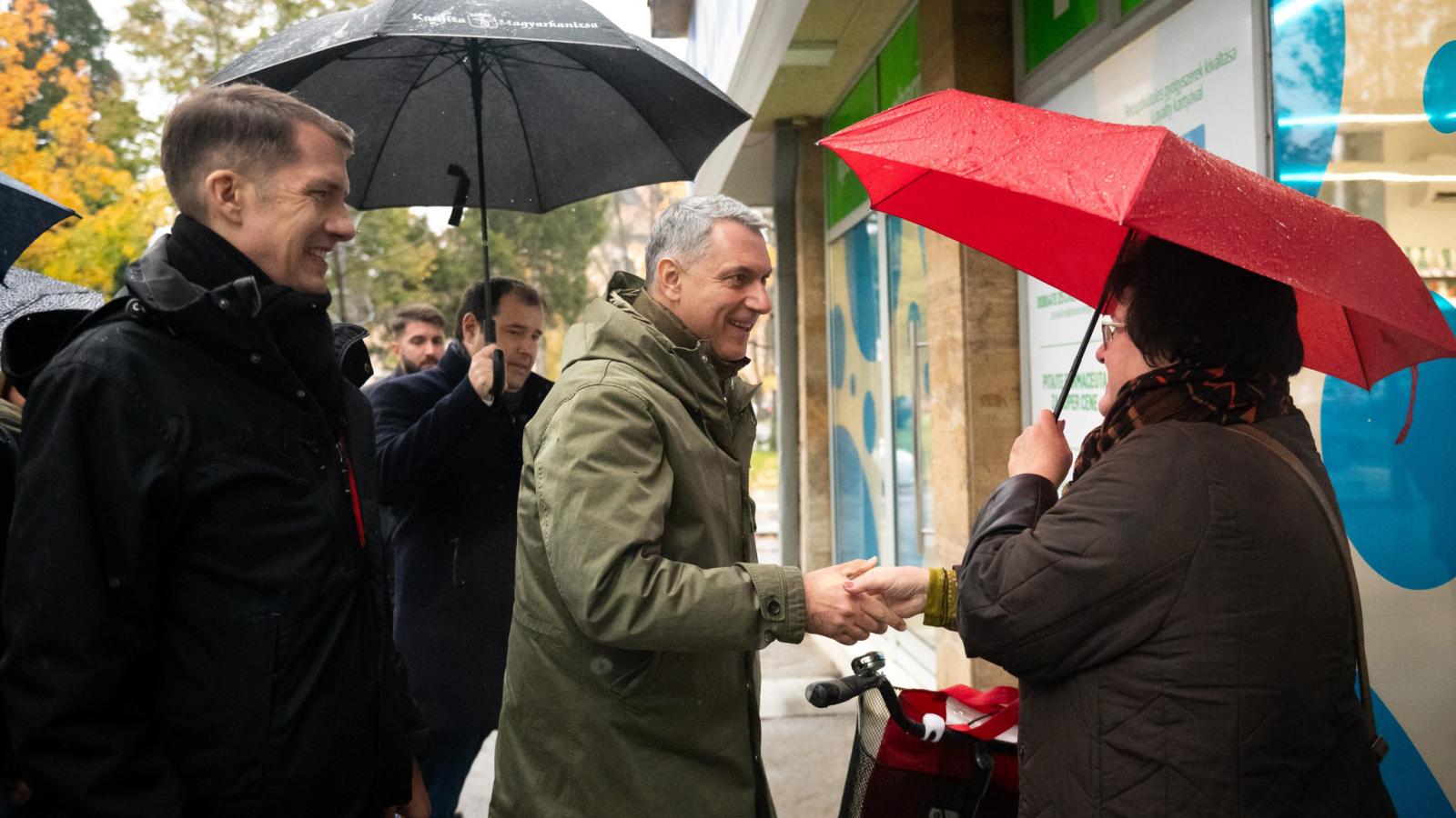 Lázár János vajdasági kampányvizitjén Fidesz-aktivistákat ígért segítségül