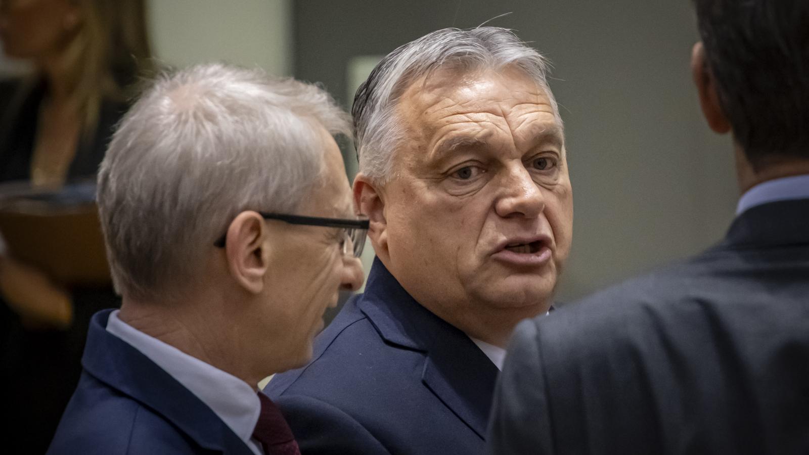 Nikolaj Denkov bolgár miniszterelnök Orbán Viktorral a december 14-i brüsszeli EU-csúcson