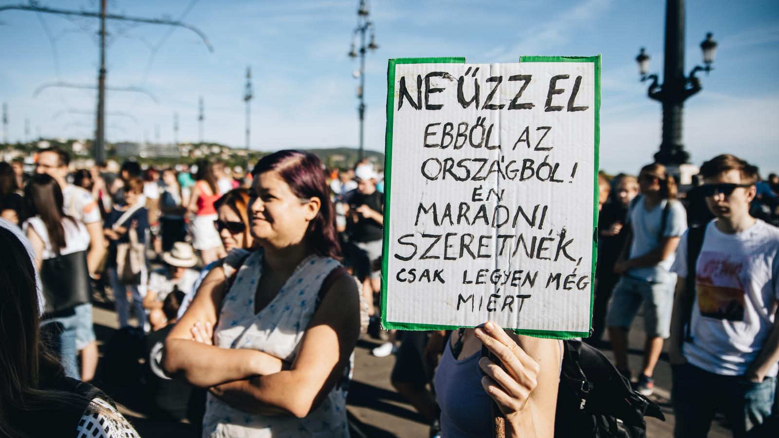 Tüntető fiatalok. Amiért érdemes huzamosabb időt az otthontól távol tölteni, az a béke