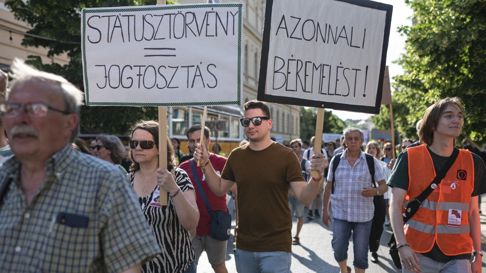 A státusztörvény marad, béremelés lesz, kérdés, mennyi