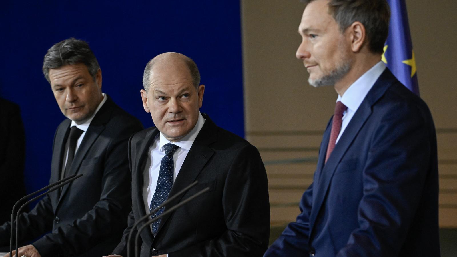 A berlini kormány triumvirátusa, a háttérben Robert Habeck, középen Olaf Scholz, jobb oldalon pedig Christian Lindner