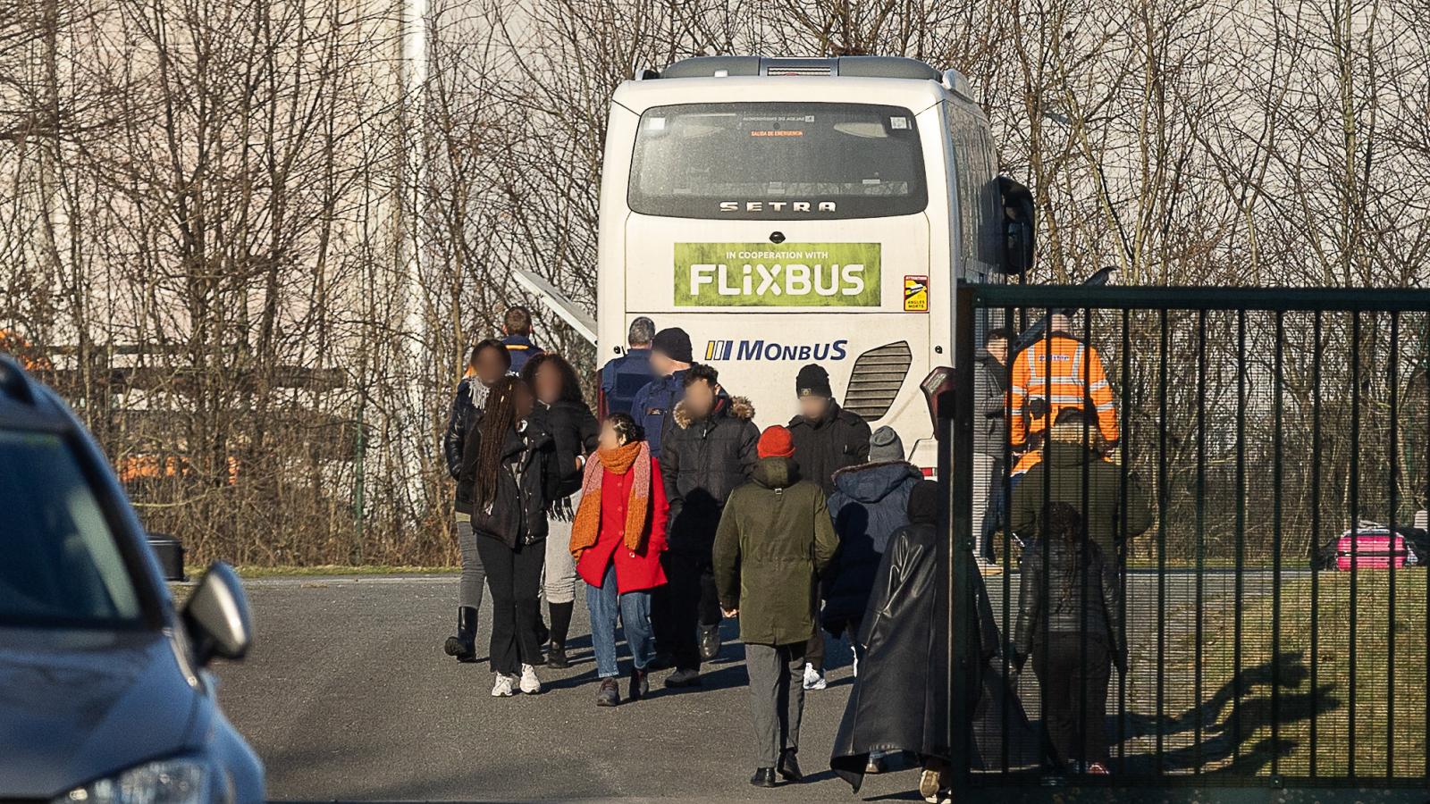 Átvizsgálták a buszt, de robbanóanyagot vagy más gyanús eszközt nem találtak