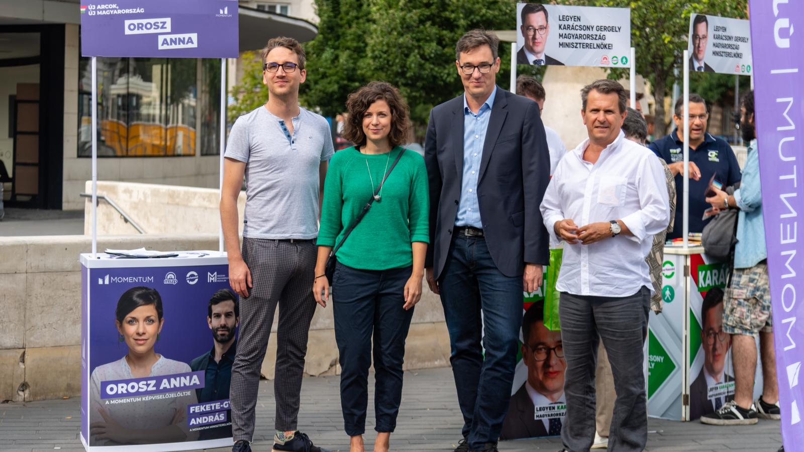 Karácsony Gergely és Orosz Anna aláírásokat gyűjtenek a Móricz Zsigmond körtéren 2021. augusztus 23-án. 