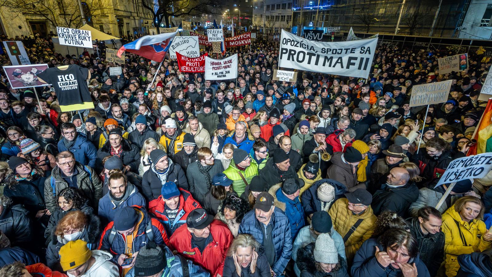 Több tízezren tüntettek a pozsonyi Szlovák nemzeti felkelés terén. Az összehangolt ellenzéki megmozdulás 22 szlovákiai településen vitte utcára az embereket