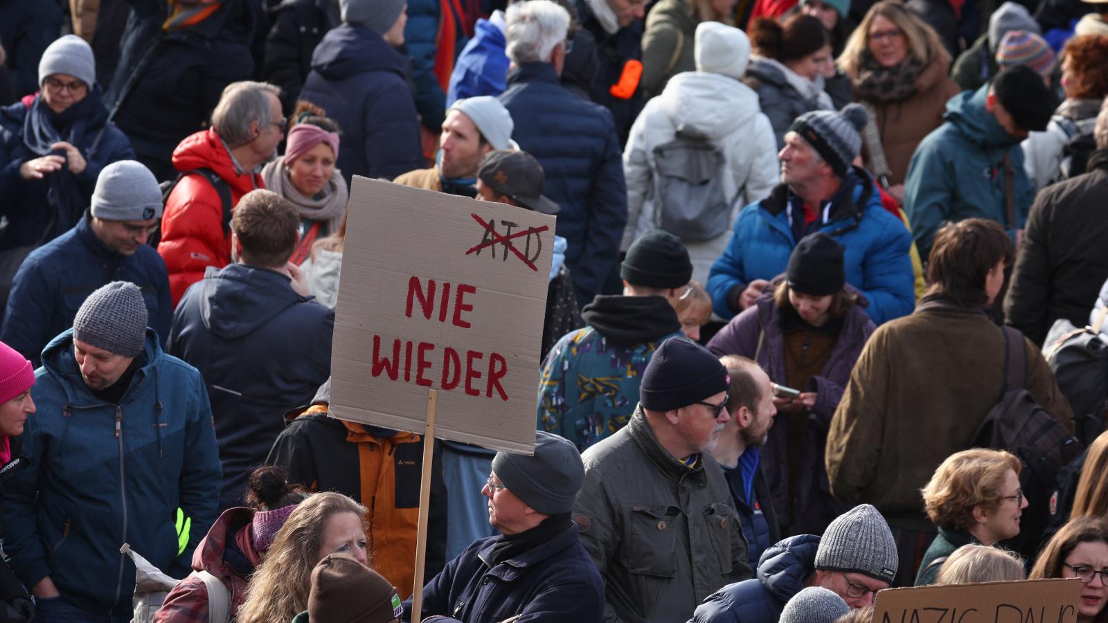 „Soha többé” – transzparens a müncheni tüntetésen