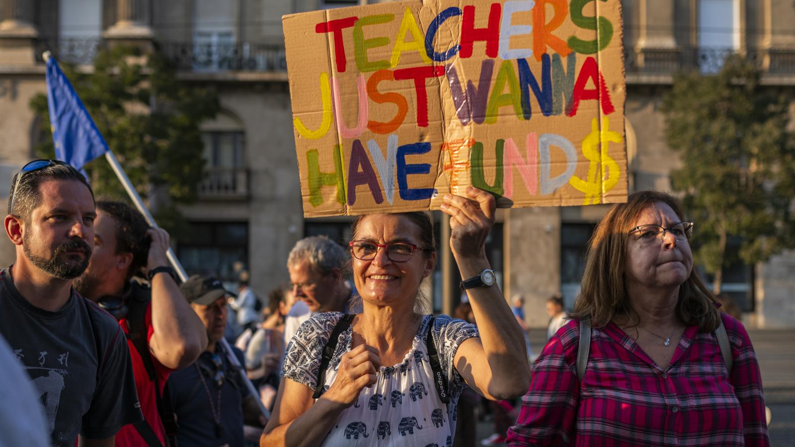 Angol szójáték haladóknak. A tanárok hosszasan tüntettek az emelésért