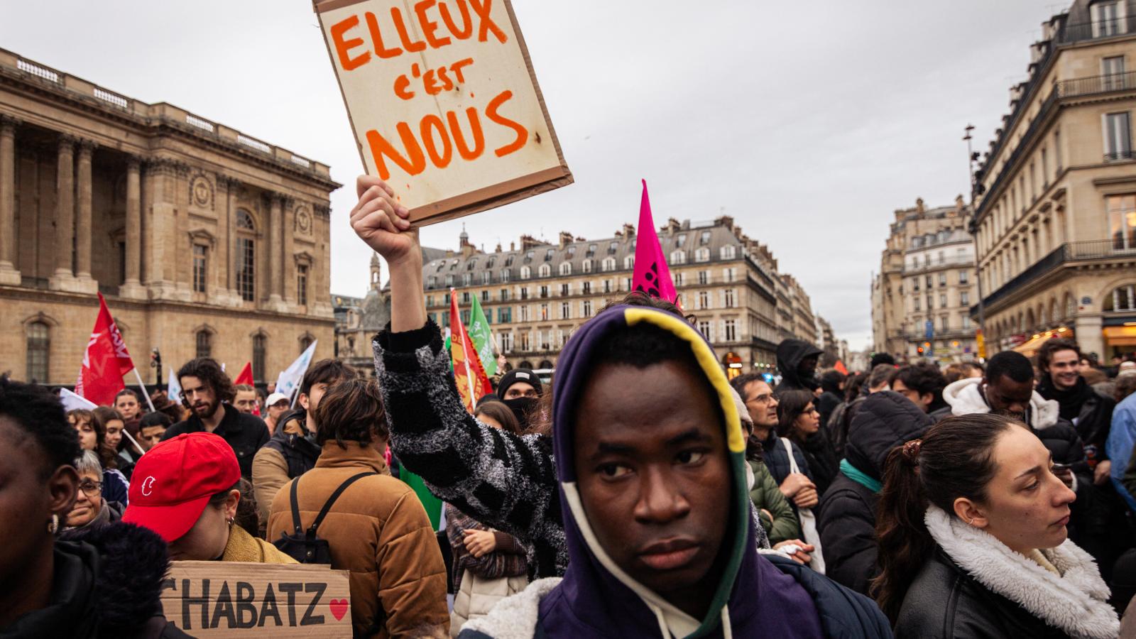 Tüntetés a bevándorlási törvény szigorítása ellen Párizsban a Place du Louvre-on