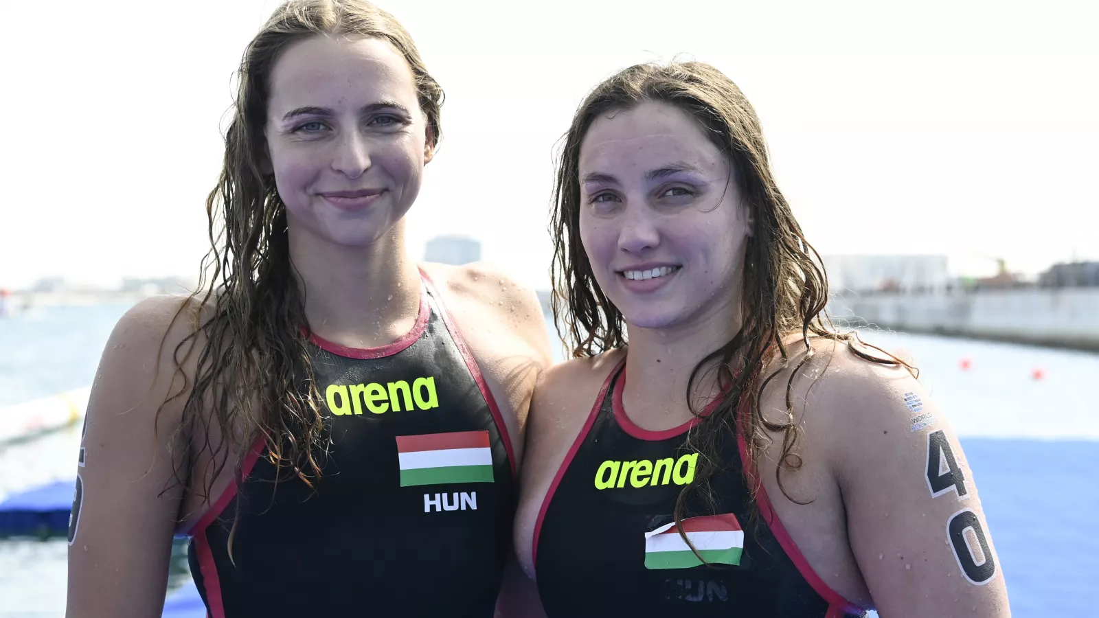 A 12. helyezett Fábián Bettina és a 26. helyezett Szimcsák Mira a női nyíltvízi úszók 10 kilométeres versenye után, 2024. február 3-án
