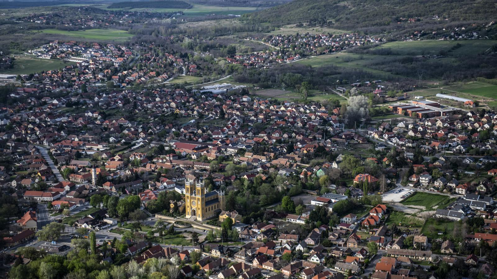 A beépítettség tovább fokozhatja a városi hőszigethatást, ami akár már a hőhullámos időszakok elején vagy anélkül is az egészségünkre veszélyes helyzeteket teremthet