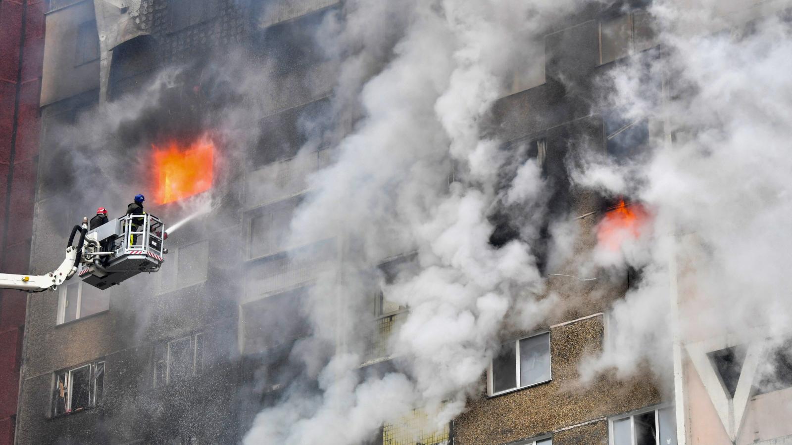 Tűzoltás Kijevben a szerdai  orosz rakétatámadás után