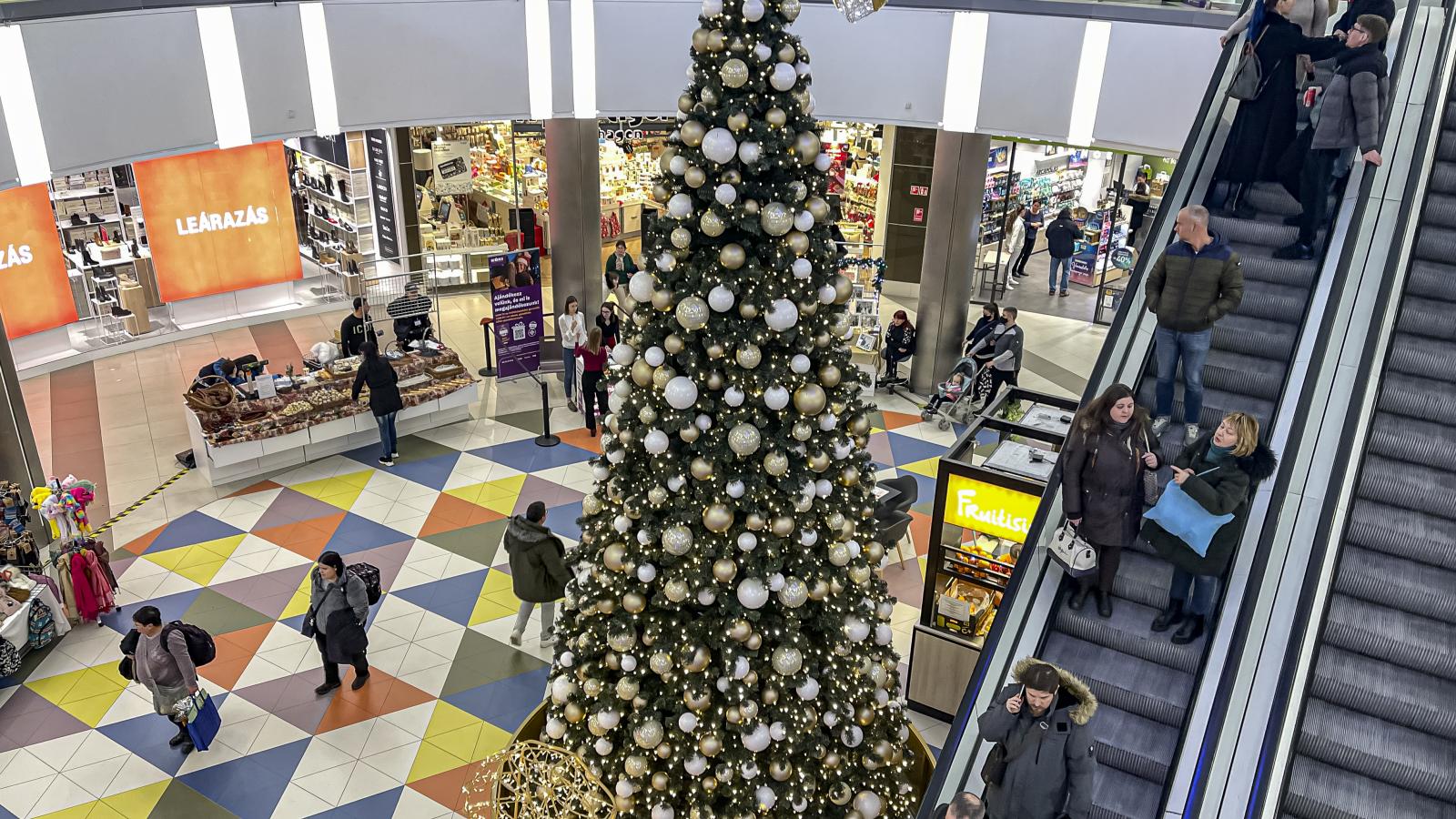 Leginkább az élelmiszerboltok forgalma élénkült decemberben