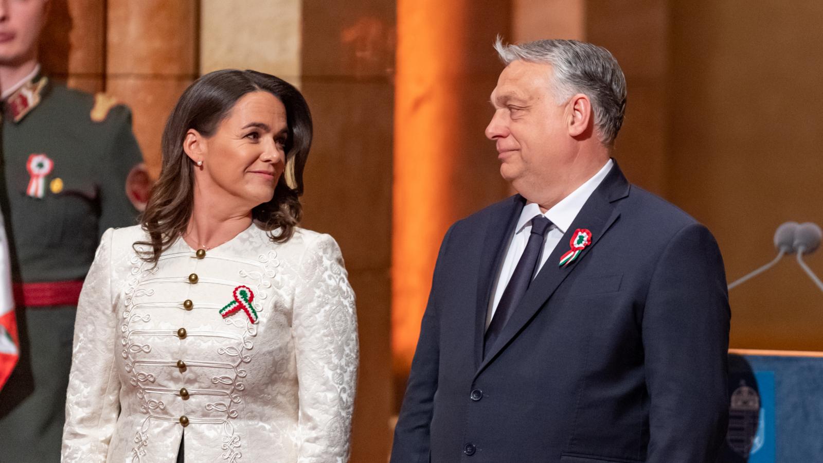 Még nem tudni, mentőövet vagy selyemzsinórt küldött-e Orbán Nováknak 