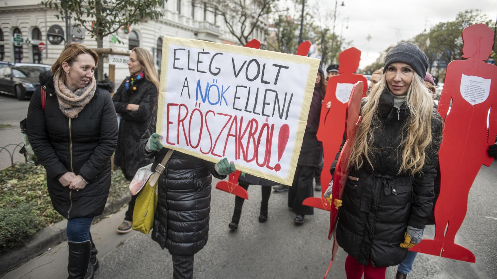 Orosz Bernadett (jobbra) a Néma Tanúk felvonuláson