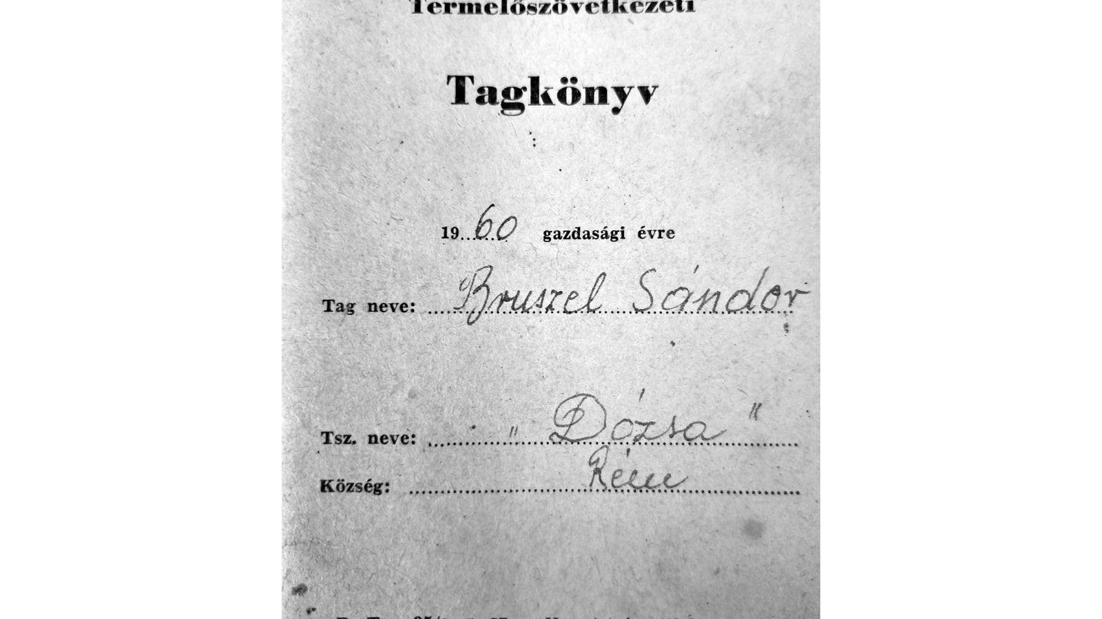 Brúszel Sándornak, a szerző édesapjának egykori téesztagkönyve 1960-ból. Rém községben is nehezen ment a parasztok beléptetése a termelőszövetkezetekbe