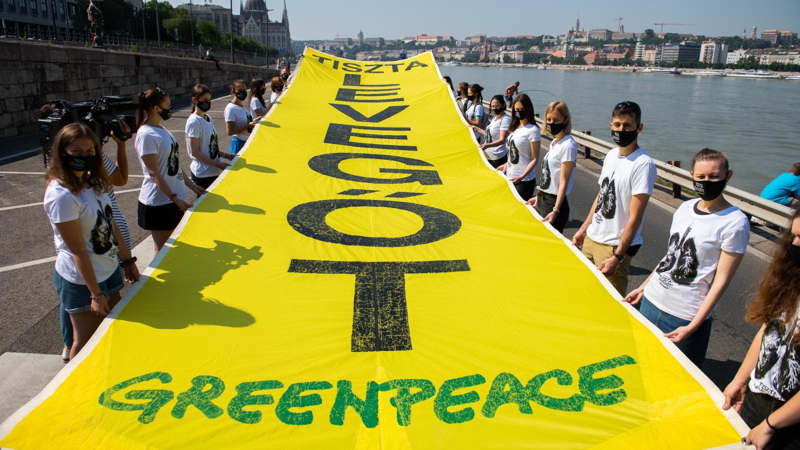 A Greenpeace rendszeresen szervez figyelemfelhívó akciót a levegőszennyezés csökkentése érdekében